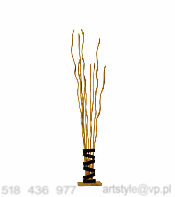 Wazon metalowy z dębowymi gałązkami. Dekoracja wnętrz.