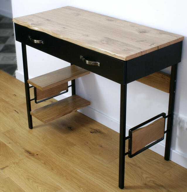 Biurko z dębowym blatem, szufladą na metalowych nogach.