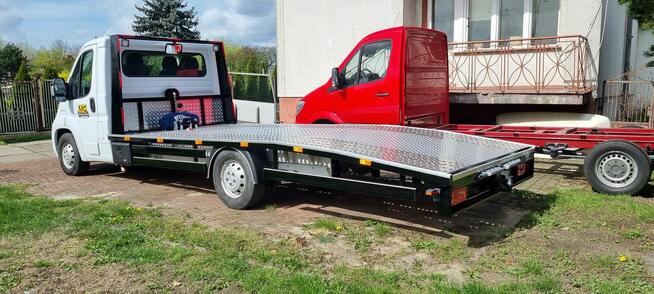 Praca produkcją najazdów auto laweta pomoc drogowa