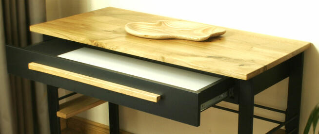 GRATISY Biurko z dębowym blatm na metalowych nogach.