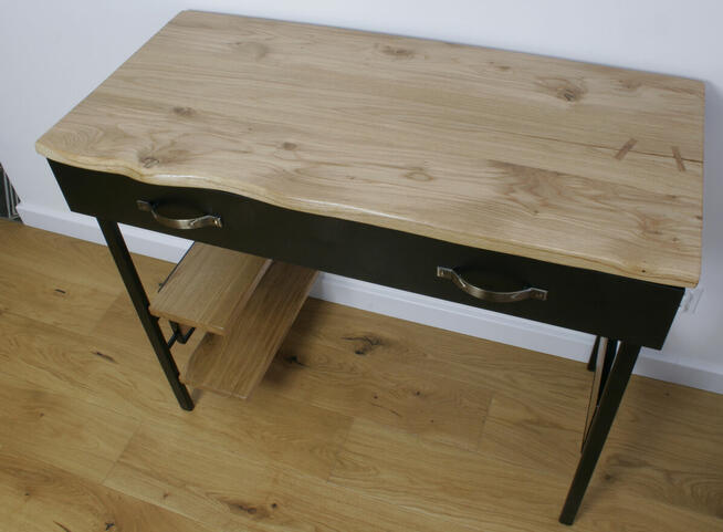 Biurko z dębowym blatem, szufladą na metalowych nogach.