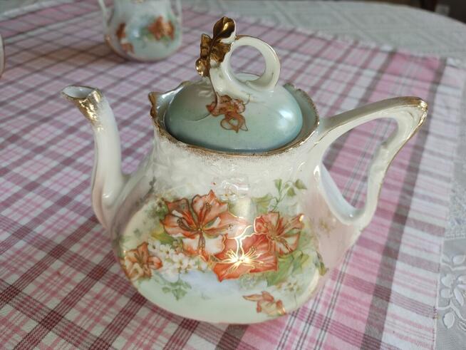 Serwis kawowo-herbaciany w kwiaty ze złocen.– okr. międzywoj