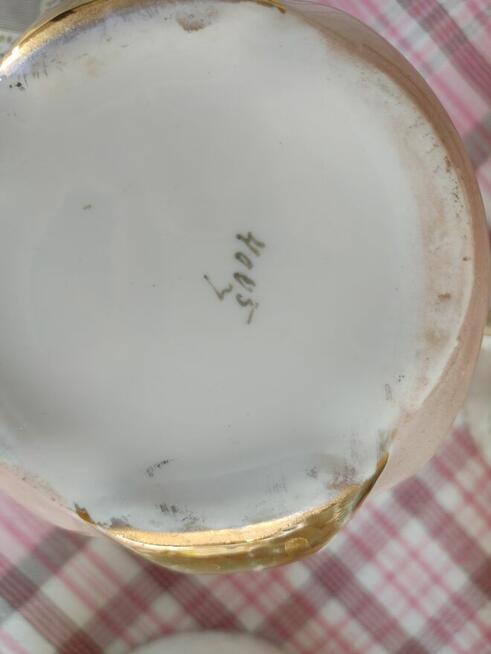 Serwis kawowo-herbaciany w kwiaty ze złocen.– okr. międzywoj