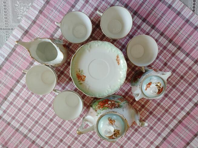 Serwis kawowo-herbaciany w kwiaty ze złocen.– okr. międzywoj