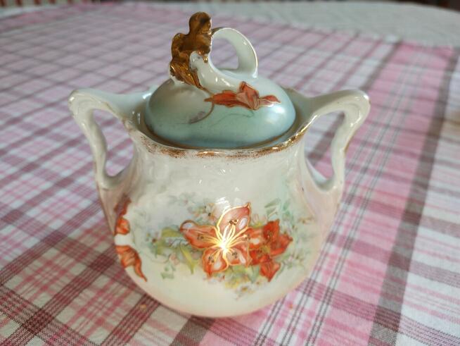 Serwis kawowo-herbaciany w kwiaty ze złocen.– okr. międzywoj