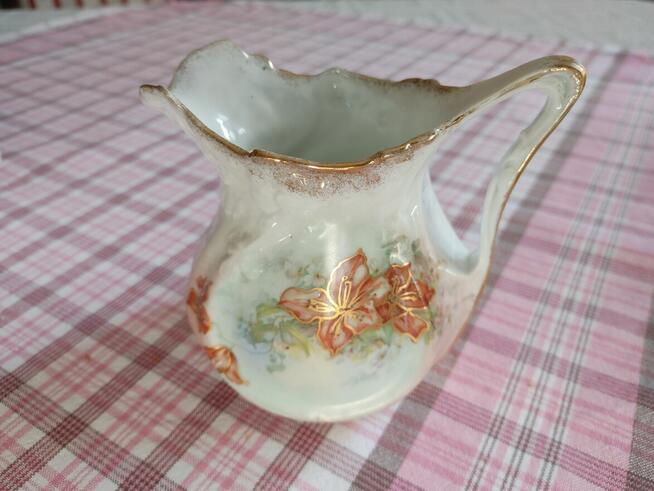 Serwis kawowo-herbaciany w kwiaty ze złocen.– okr. międzywoj