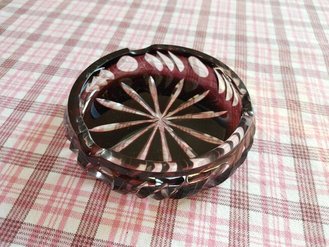 Popielniczka kryształowa bordo – średnica 12 cm – PRL