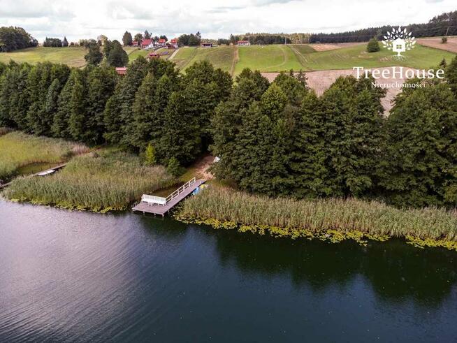 Działka budowlana z linią brzegową jeziora