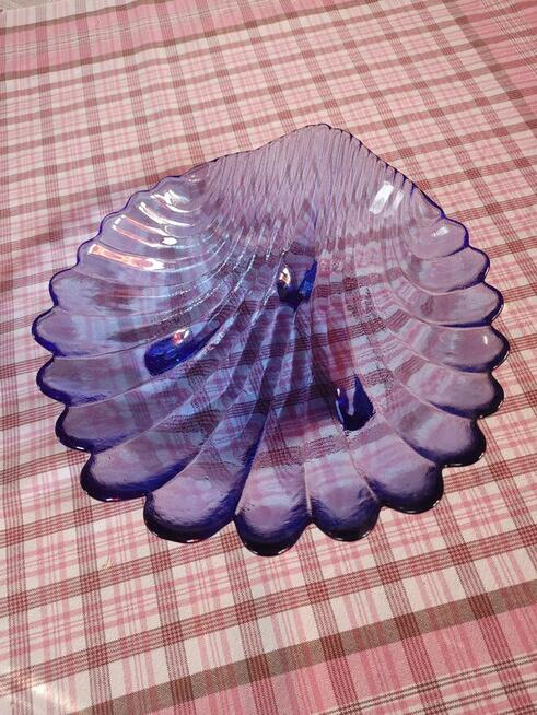 Misa w formie muszli z granatowego szkła na owoce, sałatki