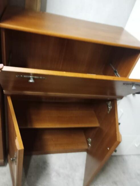 Komoda z barkiem i szafką komody do biur domu salonu