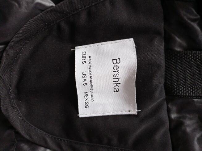 Damska kurtka zimowa Bershka.