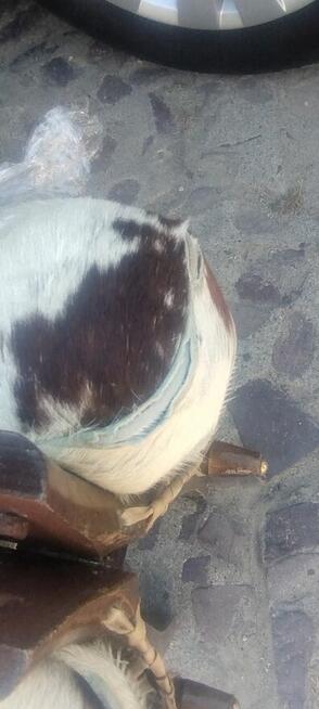 Podnóżki drewniane obite skórą