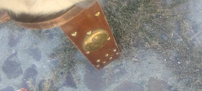 Podnóżki drewniane obite skórą