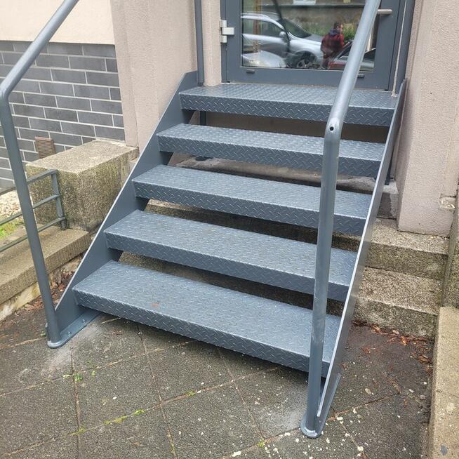 schody stalowe LOFT pod wymiar wewnętrzne zewnętrzne