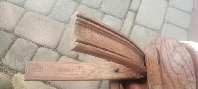 Podnóżki drewniane obite skórą