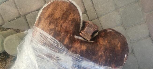 Podnóżki drewniane obite skórą