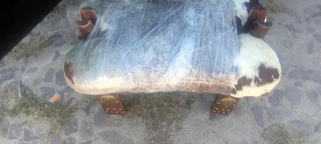 Podnóżki drewniane obite skórą