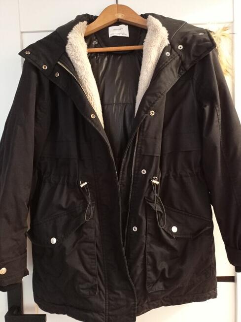 Damska kurtka zimowa Bershka.