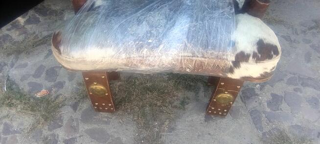 Podnóżki drewniane obite skórą