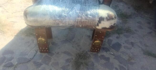 Podnóżki drewniane obite skórą