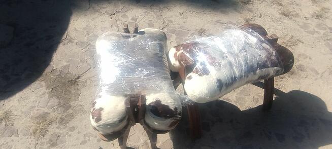 Podnóżki drewniane obite skórą