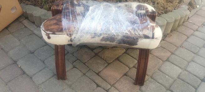 Podnóżki drewniane obite skórą