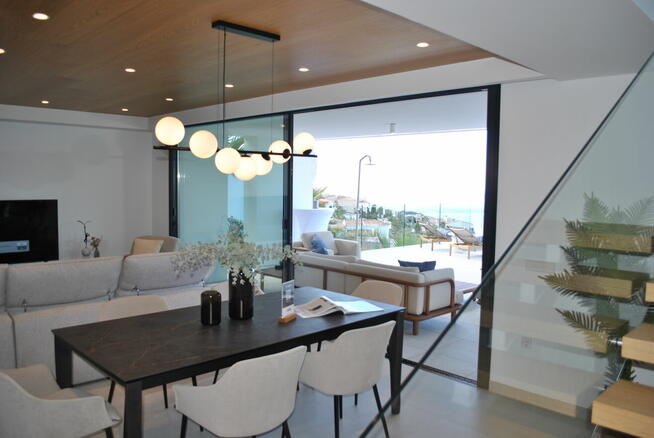 Willa z widokiem na góry i morze w Hiszpanii