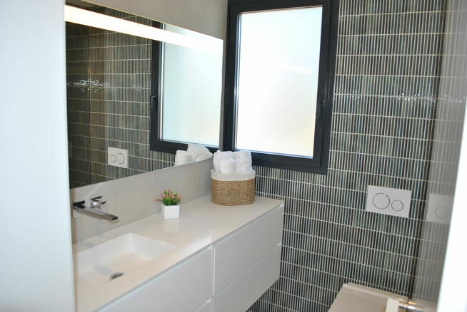 Willa z widokiem na góry i morze w Hiszpanii