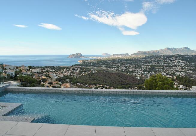 Willa z widokiem na góry i morze w Hiszpanii