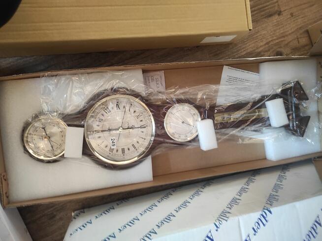 Syndyk sprzeda zegary ścienne i naręczne