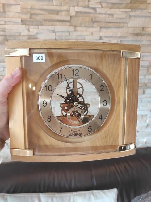 Syndyk sprzeda zegary ścienne i naręczne