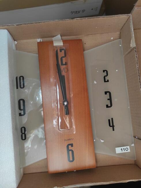 Syndyk sprzeda zegary ścienne i naręczne
