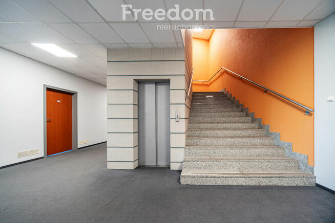 Lokal 416m2 z parkingiem i windą w Piasecznie