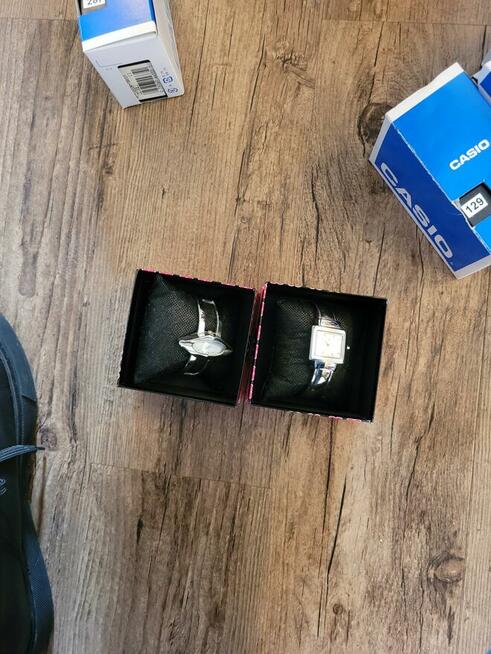 Syndyk sprzeda zegary ścienne i naręczne