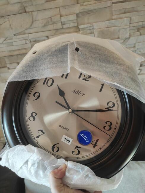 Syndyk sprzeda zegary ścienne i naręczne