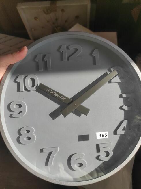 Syndyk sprzeda zegary ścienne i naręczne