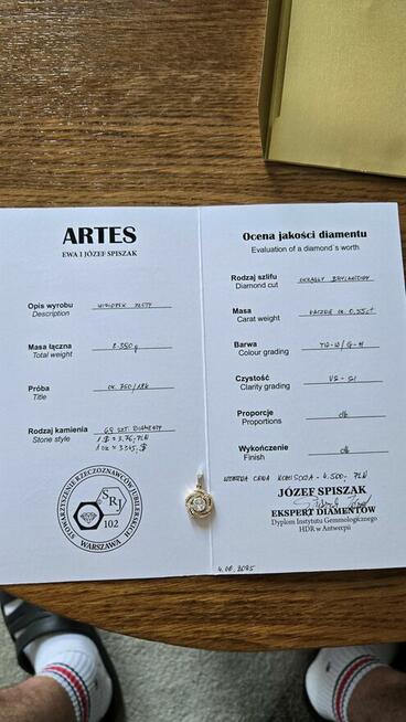 Zlota zawieszka z diamentami