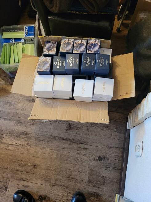 Syndyk sprzeda zegary ścienne i naręczne