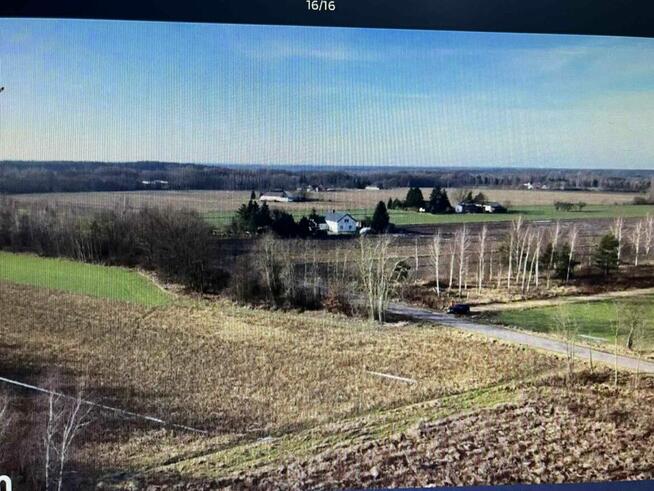 Działki budowlane w otulinie lasów przy drodze asfaltowej