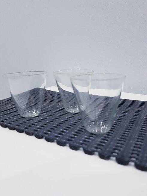 Zestaw starych stożkowych kieliszków vintage