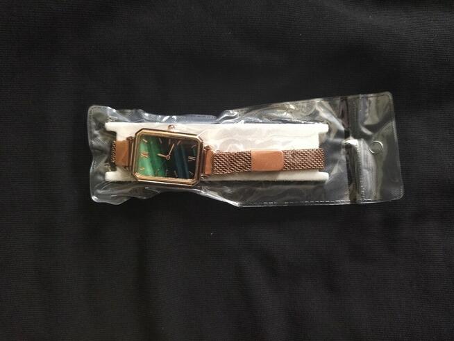 Zegarek damski zielony nowy.