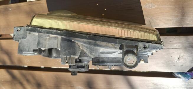 Lampy przednie Nissan Terrano