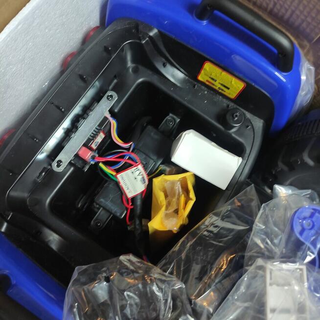 Ciągnik elektryczny z wyjmowaną przyczepą