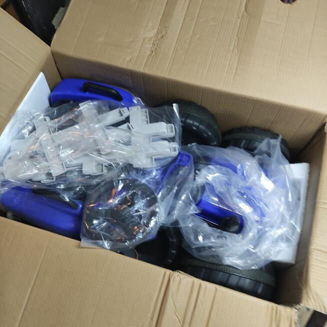 Ciągnik elektryczny z wyjmowaną przyczepą