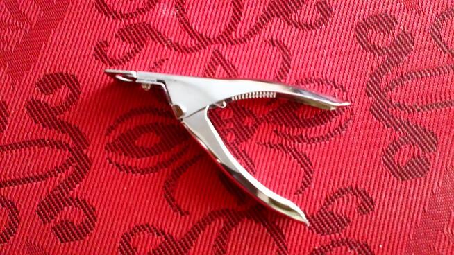 Gilotyna do tipsów oraz wiertło do otworów w tipsach