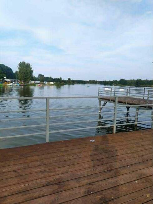 Działki budowlane w otulinie lasów przy drodze asfaltowej