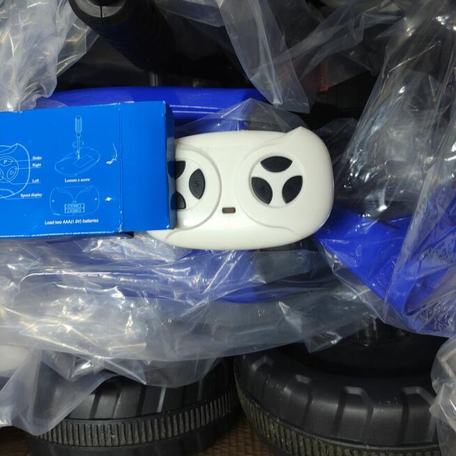 Ciągnik elektryczny z wyjmowaną przyczepą