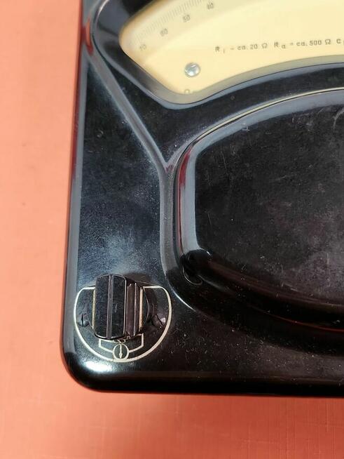 zabytkowy miernik analogowy lustrzany