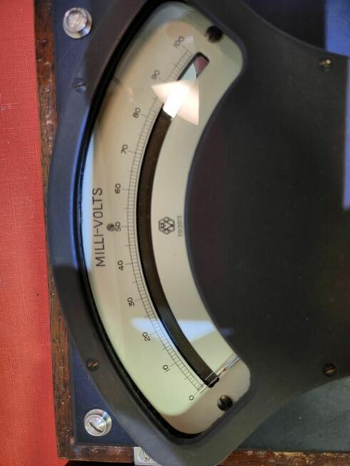 Piękny zabytkowy miernik