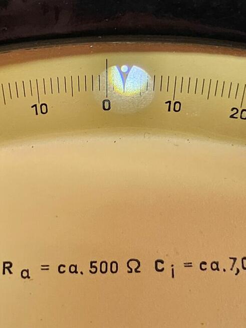 zabytkowy miernik analogowy lustrzany